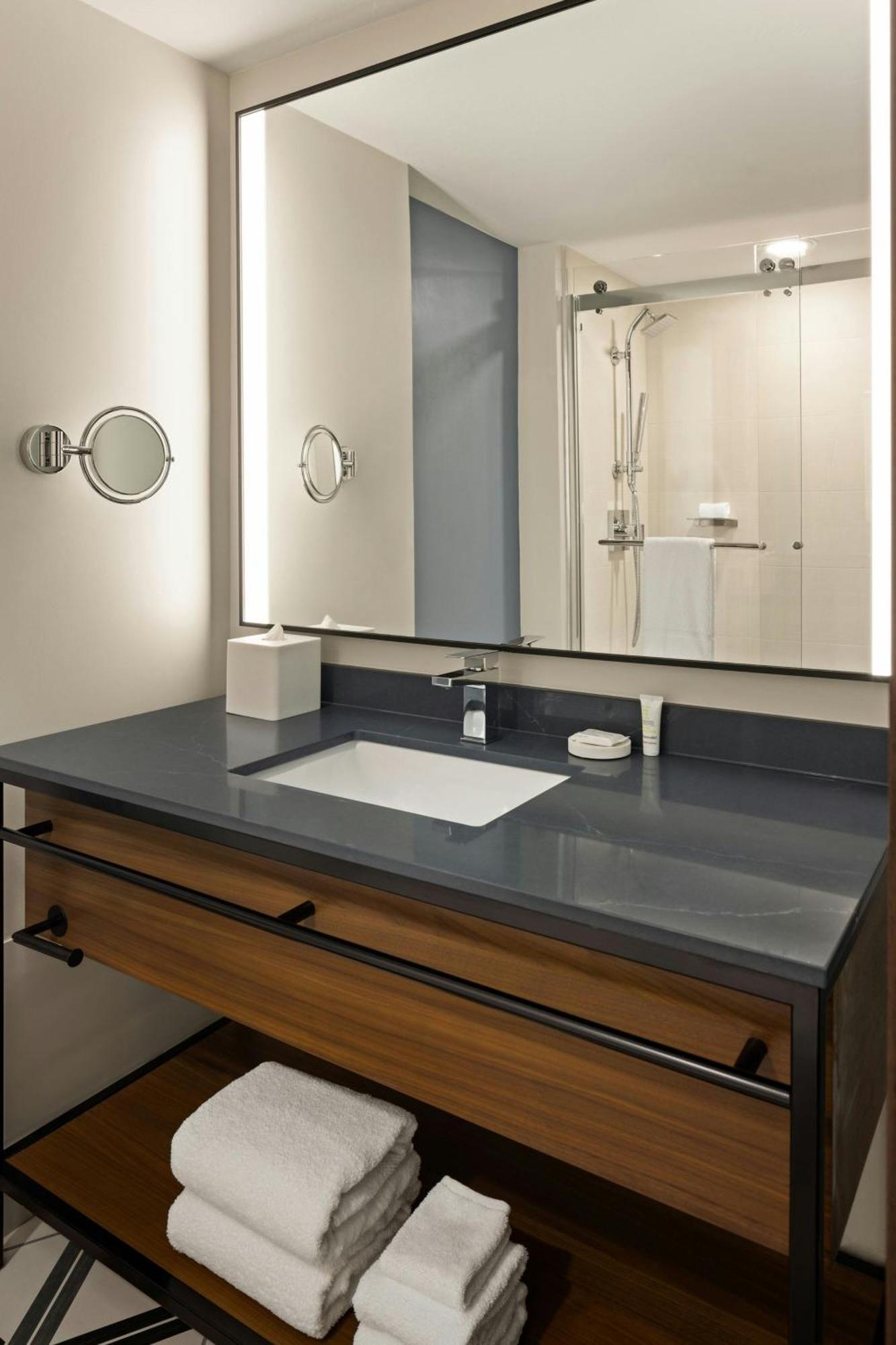 Oshkosh Marriott Waterfront Hotel & Convention Center エクステリア 写真
