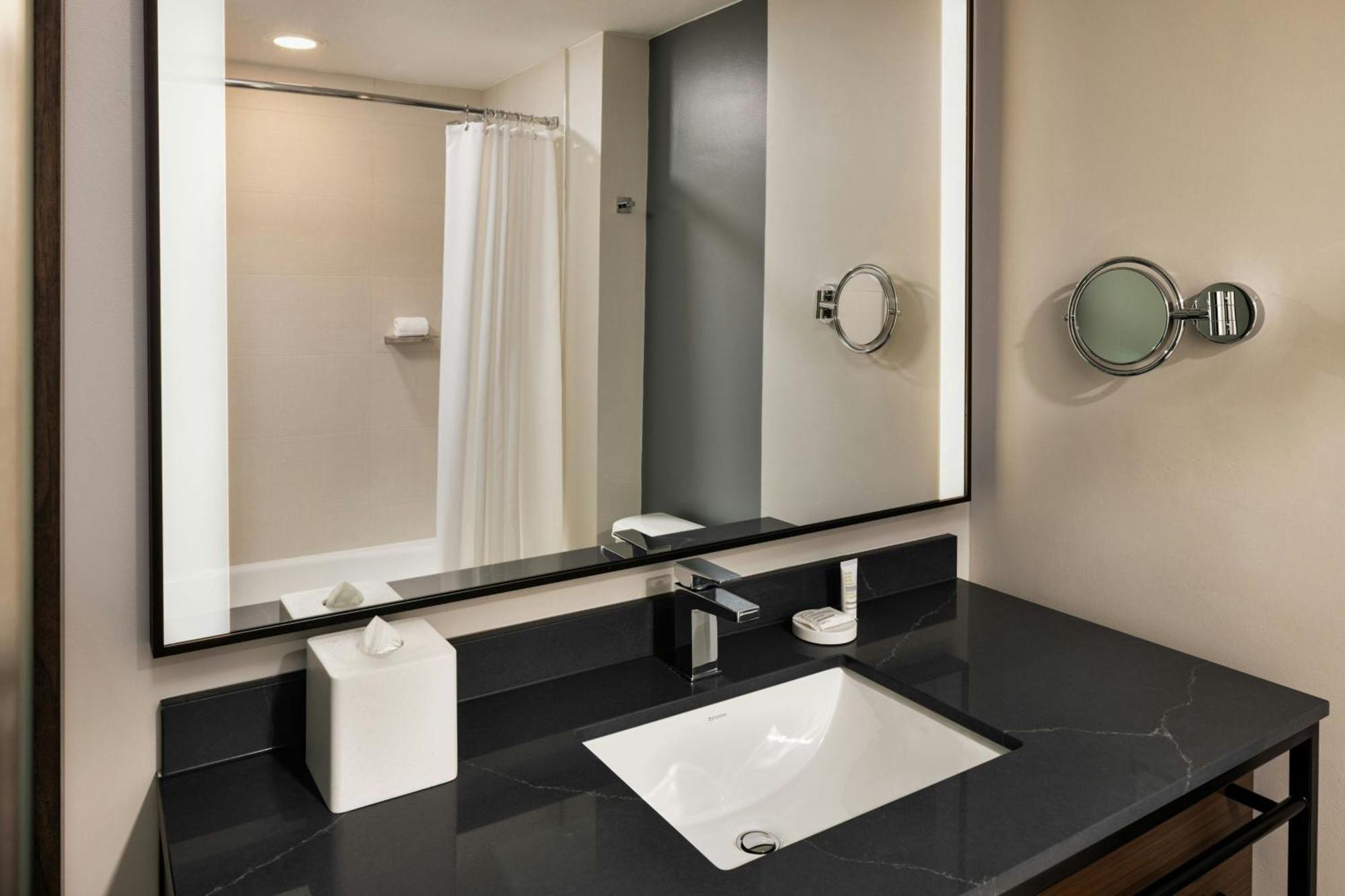 Oshkosh Marriott Waterfront Hotel & Convention Center エクステリア 写真