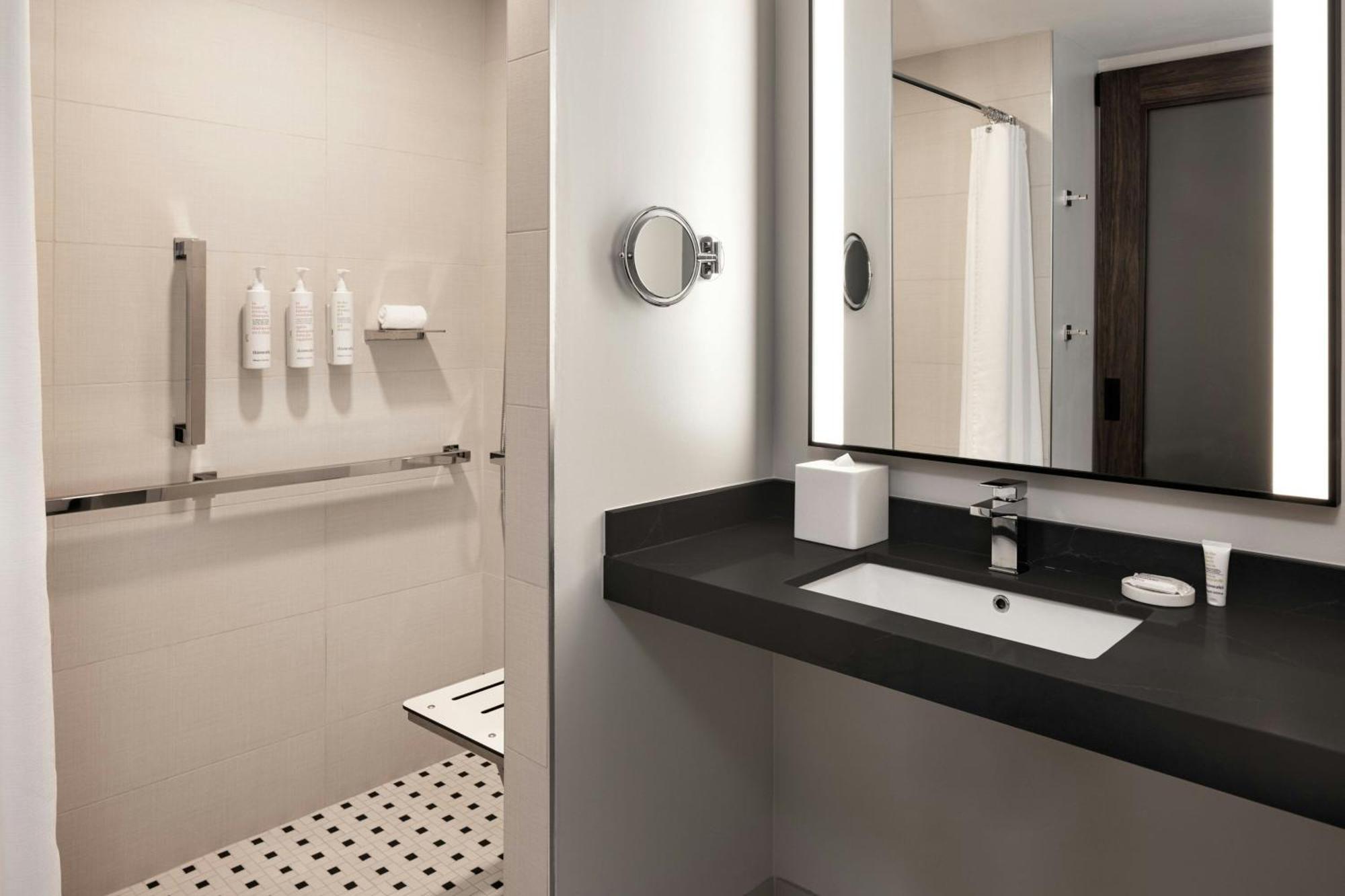 Oshkosh Marriott Waterfront Hotel & Convention Center エクステリア 写真